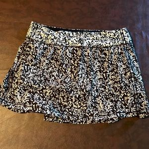 Lulelemon tall black and white skirt